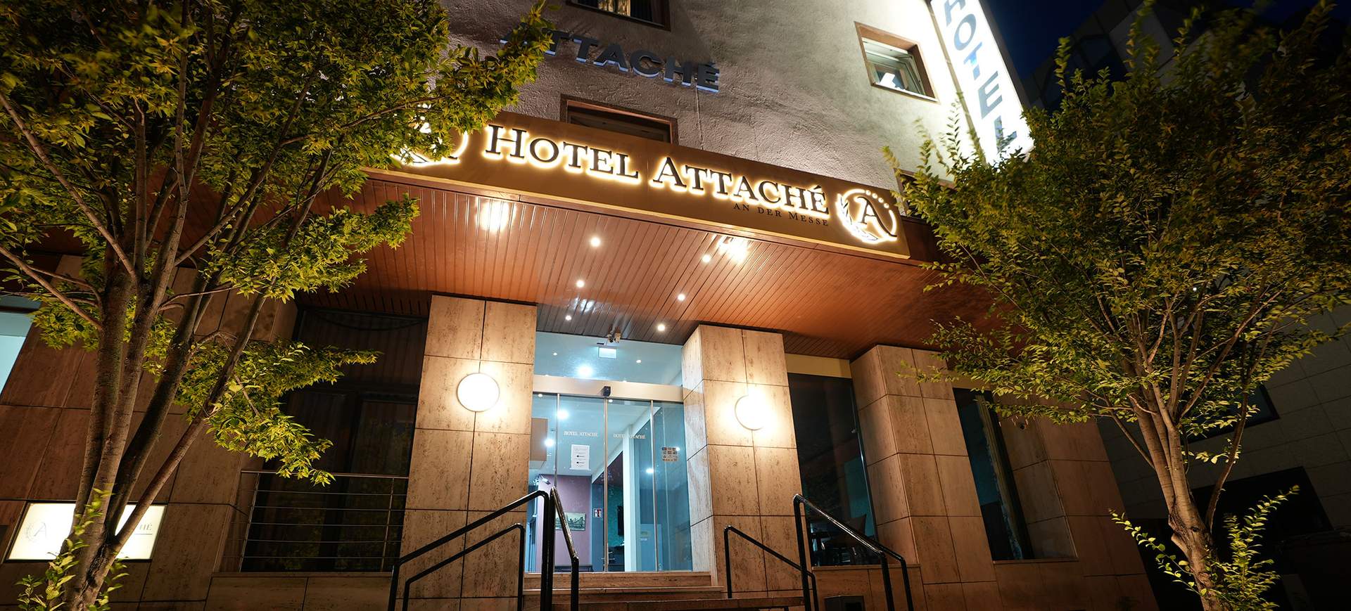 Eingang Hotel Attaché an der Messe, Frankfurt bei Nacht