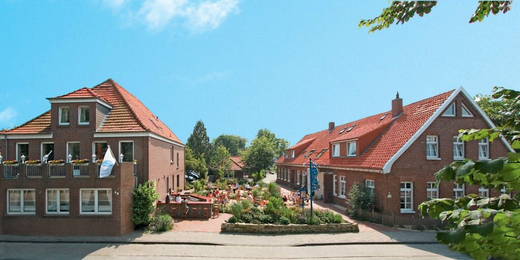 Außenansicht und Terrasse Hotel Küstenklang, Carolinensiel