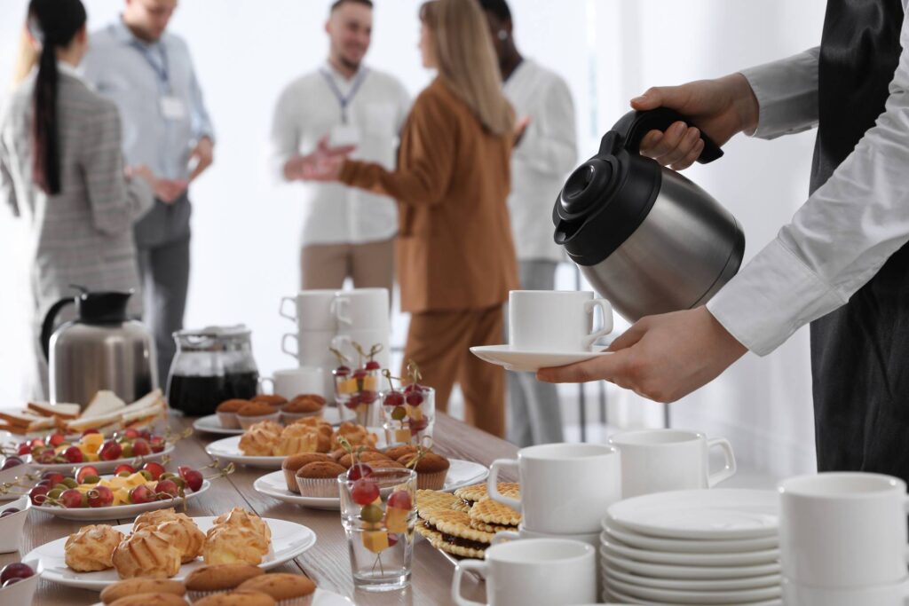 Frühstücksbuffet mit Kaffee-Service im Hotel